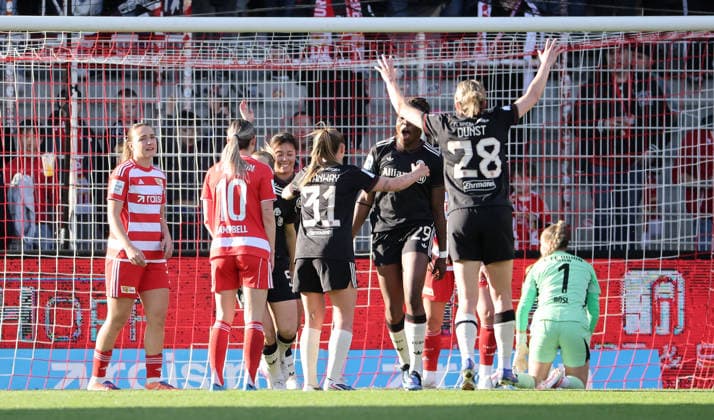 Edna Imade jubelt nach Tor zum 0:1 mit Teamkolleginnen Freude Emotion Fußball Fussball 1. Bundesliga Damen Frauen 23. Spieltag Saison 2025 2026 22.04.2026 1.FC Union Berlin vs. FC Bayern München FCB DFL regulations prohibit any use of photographs as image sequences and or quasi-video