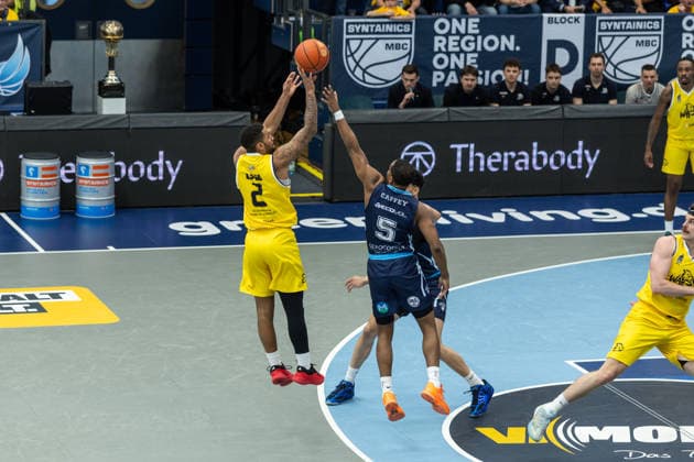 GER, ENBL VIMODROM Final 4, Halbfinale 1, CSO Voluntari - Dziki Warschau. 22.04.2026, Stadthalle, Weißenfels, GER, ENBL VIMODROM Final 4, Halbfinale 1, CSO Voluntari - Dziki Warschau. Darnell Edge (Dziki Warschau, 2), Mike Caffey (CSO Voluntari, 5) Â Foto Alexander Trienitz Weißenfels Stadthalle Sachsen-Anhalt Deutschland