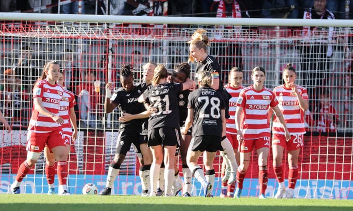 Edna Imade jubelt nach Tor zum 0:1 mit Teamkolleginnen Freude Emotion Fußball Fussball 1. Bundesliga Damen Frauen 23. Spieltag Saison 2025 2026 22.04.2026 1.FC Union Berlin vs. FC Bayern München FCB DFL regulations prohibit any use of photographs as image sequences and or quasi-video