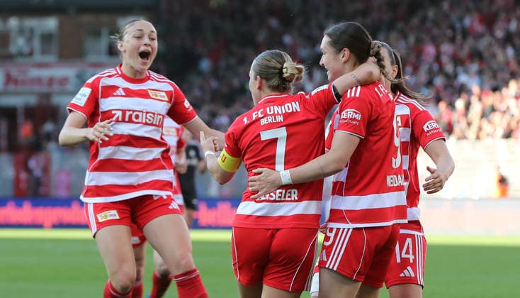 Sophie Weidauer jubelt nach Tor zum 1:1 mit Teamkolleginnen Freude Emotion Jubel Fußball Fussball 1. Bundesliga Damen Frauen 23. Spieltag Saison 2025 2026 22.04.2026 1.FC Union Berlin vs. FC Bayern München FCB DFL regulations prohibit any use of photographs as image sequences and or quasi-video