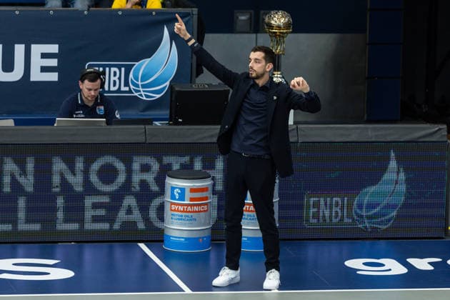 GER, ENBL VIMODROM Final 4, Halbfinale 1, CSO Voluntari - Dziki Warschau. 22.04.2026, Stadthalle, Weißenfels, GER, ENBL VIMODROM Final 4, Halbfinale 1, CSO Voluntari - Dziki Warschau. Marco Legovich (Head Coach), Dziki Warschau gibt Handzeichen Â Foto Alexander Trienitz Weißenfels Stadthalle Sachsen-Anhalt Deutschland