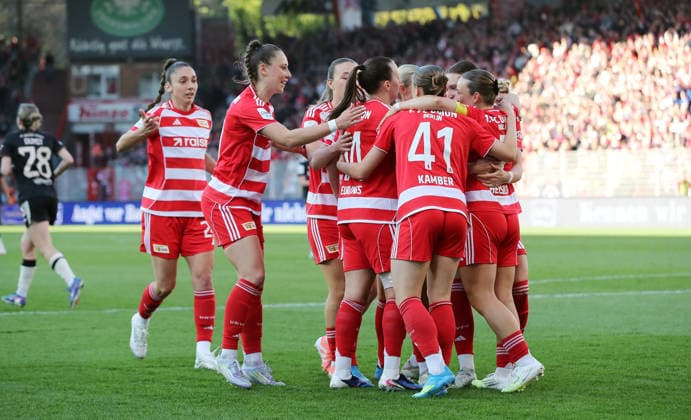 Sophie Weidauer jubelt nach Tor zum 1:1 mit Teamkolleginnen Freude Emotion Jubel Fußball Fussball 1. Bundesliga Damen Frauen 23. Spieltag Saison 2025 2026 22.04.2026 1.FC Union Berlin vs. FC Bayern München FCB DFL regulations prohibit any use of photographs as image sequences and or quasi-video