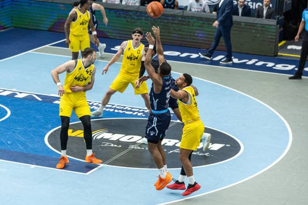 GER, ENBL VIMODROM Final 4, Halbfinale 1, CSO Voluntari - Dziki Warschau. 22.04.2026, Stadthalle, Weißenfels, GER, ENBL VIMODROM Final 4, Halbfinale 1, CSO Voluntari - Dziki Warschau. Mike Caffey (CSO Voluntari, 5) Â Foto Alexander Trienitz Weißenfels Stadthalle Sachsen-Anhalt Deutschland