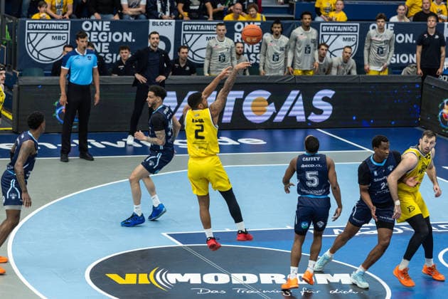 GER, ENBL VIMODROM Final 4, Halbfinale 1, CSO Voluntari - Dziki Warschau. 22.04.2026, Stadthalle, Weißenfels, GER, ENBL VIMODROM Final 4, Halbfinale 1, CSO Voluntari - Dziki Warschau. Darnell Edge (Dziki Warschau, 2) Â Foto Alexander Trienitz Weißenfels Stadthalle Sachsen-Anhalt Deutschland