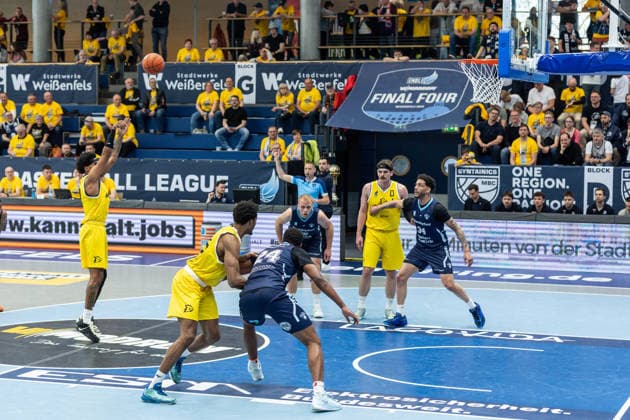 GER, ENBL VIMODROM Final 4, Halbfinale 1, CSO Voluntari - Dziki Warschau. 22.04.2026, Stadthalle, Weißenfels, GER, ENBL VIMODROM Final 4, Halbfinale 1, CSO Voluntari - Dziki Warschau. Rivaldo Soares (Dziki Warschau, 4) bei einem Freiwurf Â Foto Alexander Trienitz Weißenfels Stadthalle Sachsen-Anhalt Deutschland