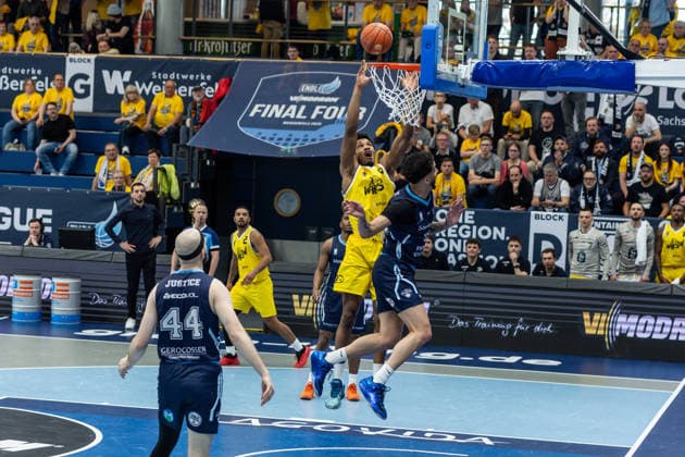 GER, ENBL VIMODROM Final 4, Halbfinale 1, CSO Voluntari - Dziki Warschau. 22.04.2026, Stadthalle, Weißenfels, GER, ENBL VIMODROM Final 4, Halbfinale 1, CSO Voluntari - Dziki Warschau. Ody Oguama (Dziki Warschau, 25) Â Foto Alexander Trienitz Weißenfels Stadthalle Sachsen-Anhalt Deutschland