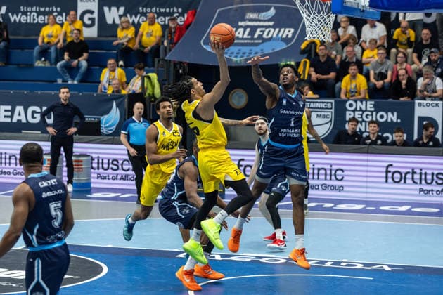 GER, ENBL VIMODROM Final 4, Halbfinale 1, CSO Voluntari - Dziki Warschau. 22.04.2026, Stadthalle, Weißenfels, GER, ENBL VIMODROM Final 4, Halbfinale 1, CSO Voluntari - Dziki Warschau. Tahlik Chavez (Dziki Warschau, 16) Â Foto Alexander Trienitz Weißenfels Stadthalle Sachsen-Anhalt Deutschland