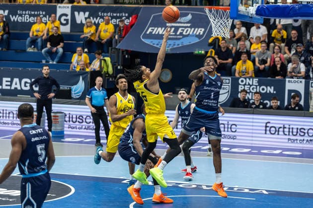 GER, ENBL VIMODROM Final 4, Halbfinale 1, CSO Voluntari - Dziki Warschau. 22.04.2026, Stadthalle, Weißenfels, GER, ENBL VIMODROM Final 4, Halbfinale 1, CSO Voluntari - Dziki Warschau. Tahlik Chavez (Dziki Warschau, 16), Sacar Anim (CSO Voluntari, 1) Â Foto Alexander Trienitz Weißenfels Stadthalle Sachsen-Anhalt Deutschland
