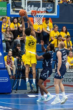 GER, ENBL VIMODROM Final 4, Halbfinale 1, CSO Voluntari - Dziki Warschau. 22.04.2026, Stadthalle, Weißenfels, GER, ENBL VIMODROM Final 4, Halbfinale 1, CSO Voluntari - Dziki Warschau. Ody Oguama (Dziki Warschau, 25) Â Foto Alexander Trienitz Weißenfels Stadthalle Sachsen-Anhalt Deutschland