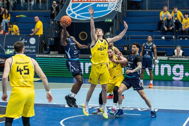 GER, ENBL VIMODROM Final 4, Halbfinale 1, CSO Voluntari - Dziki Warschau. 22.04.2026, Stadthalle, Weißenfels, GER, ENBL VIMODROM Final 4, Halbfinale 1, CSO Voluntari - Dziki Warschau. Sacar Anim (CSO Voluntari, 1), Krzysztof Kempa (Dziki Warschau, 8) Â Foto Alexander Trienitz Weißenfels Stadthalle Sachsen-Anhalt Deutschland