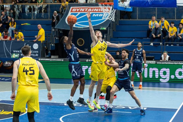 GER, ENBL VIMODROM Final 4, Halbfinale 1, CSO Voluntari - Dziki Warschau. 22.04.2026, Stadthalle, Weißenfels, GER, ENBL VIMODROM Final 4, Halbfinale 1, CSO Voluntari - Dziki Warschau. Sacar Anim (CSO Voluntari, 1), Krzysztof Kempa (Dziki Warschau, 8) Â Foto Alexander Trienitz Weißenfels Stadthalle Sachsen-Anhalt Deutschland