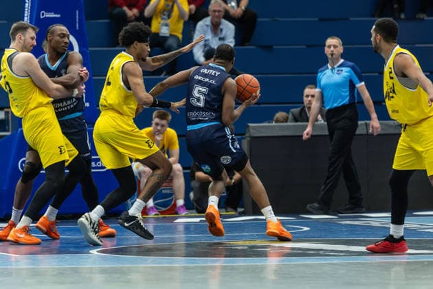 GER, ENBL VIMODROM Final 4, Halbfinale 1, CSO Voluntari - Dziki Warschau. 22.04.2026, Stadthalle, Weißenfels, GER, ENBL VIMODROM Final 4, Halbfinale 1, CSO Voluntari - Dziki Warschau. Mike Caffey (CSO Voluntari, 5) Â Foto Alexander Trienitz Weißenfels Stadthalle Sachsen-Anhalt Deutschland