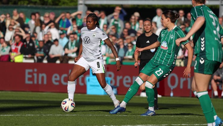Bremen vs VfL, BL Frauen Bremen, 22.04.2026, Fußball, Frauen, Google Pixel Bundesliga, Saison 2025 2026, SV Werder Bremen vs VfL Wolfsburg, Lineth Beerensteyn (VfL Wolfsburg), Hanna Nemeth (Werder Bremen) Deutschland
