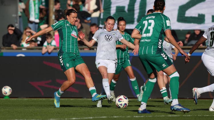 Bremen vs VfL, BL Frauen Bremen, 22.04.2026, Fußball, Frauen, Google Pixel Bundesliga, Saison 2025 2026, SV Werder Bremen vs VfL Wolfsburg, Larissa Mühlhaus (Werder Bremen), Janou Levels (VfL Wolfsburg) Deutschland