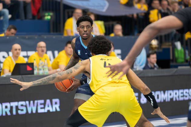 Sacar Kofi Assante Anim (CSO, 1), Rivaldo Soares (Dziki, 4), CSO Voluntari vs. Dziki Warszawa, European North Basketball League, Final Four, Halbfinale 2025 26, Rumänien, Polen, 22.04.2026. Weissenfels Stadthalle Sachsen-Anhalt Deutschland