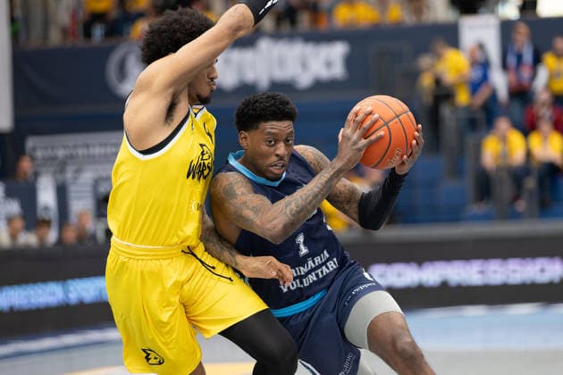 Rivaldo Soares (Dziki, 4), Sacar Kofi Assante Anim (CSO, 1), CSO Voluntari vs. Dziki Warszawa, European North Basketball League, Final Four, Halbfinale 2025 26, Rumänien, Polen, 22.04.2026. Weissenfels Stadthalle Sachsen-Anhalt Deutschland