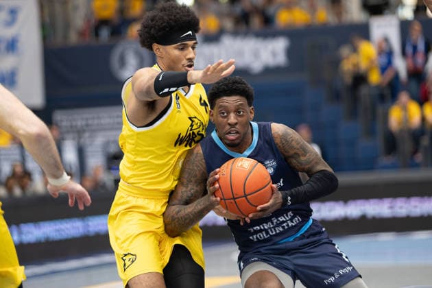 Rivaldo Soares (Dziki, 4), Sacar Kofi Assante Anim (CSO, 1), CSO Voluntari vs. Dziki Warszawa, European North Basketball League, Final Four, Halbfinale 2025 26, Rumänien, Polen, 22.04.2026. Weissenfels Stadthalle Sachsen-Anhalt Deutschland