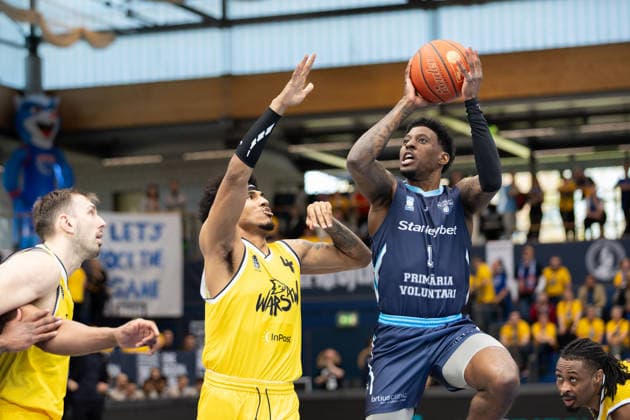Rivaldo Soares (Dziki, 4), Sacar Kofi Assante Anim (CSO, 1), CSO Voluntari vs. Dziki Warszawa, European North Basketball League, Final Four, Halbfinale 2025 26, Rumänien, Polen, 22.04.2026. Weissenfels Stadthalle Sachsen-Anhalt Deutschland