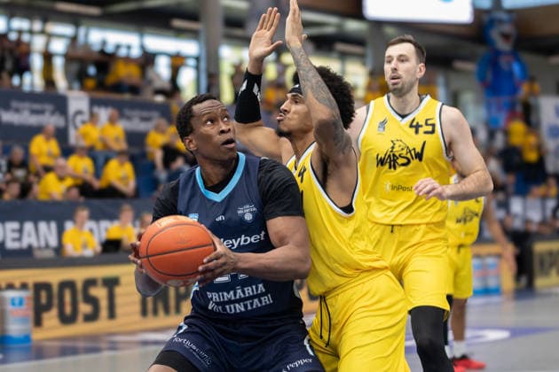 Mouhamed Barro (CSO, 24), Rivaldo Soares (Dziki, 4), CSO Voluntari vs. Dziki Warszawa, European North Basketball League, Final Four, Halbfinale 2025 26, Rumänien, Polen, 22.04.2026. Weissenfels Stadthalle Sachsen-Anhalt Deutschland