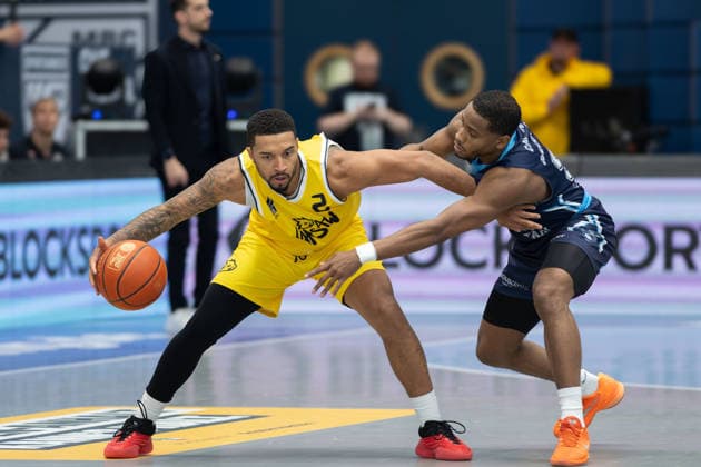 Darnell Edge (Dziki, 2), Michael Anthony Caffey (CSO, 5), CSO Voluntari vs. Dziki Warszawa, European North Basketball League, Final Four, Halbfinale 2025 26, Rumänien, Polen, 22.04.2026. Weissenfels Stadthalle Sachsen-Anhalt Deutschland