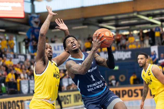 Landrius Horton (Dziki, 1), Sacar Kofi Assante Anim (CSO, 1), CSO Voluntari vs. Dziki Warszawa, European North Basketball League, Final Four, Halbfinale 2025 26, Rumänien, Polen, 22.04.2026. Weissenfels Stadthalle Sachsen-Anhalt Deutschland