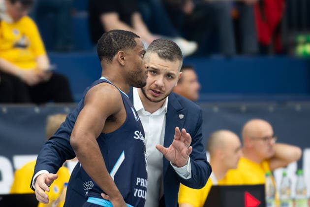 Michael Anthony Caffey (CSO, 5), Dan Mihai Ioan (CSO, Head Coach), CSO Voluntari vs. Dziki Warszawa, European North Basketball League, Final Four, Halbfinale 2025 26, Rumänien, Polen, 22.04.2026. Weissenfels Stadthalle Sachsen-Anhalt Deutschland