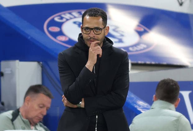 Premier League - Chelsea FC v Manchester United, ManU FC LONDON, ENGLAND, APRIL 18: Liam Rosenior Manager of Chelsea looks disappointed & dejected during the match between Chelsea FC and Manchester United FC in the Premier League match at Stamford Bridge Stadium in London, England, on April 18. (Photo by Daniel Weir) London Stamford Bridge Stadium England Copyright: xDanielxWeir SportsxPressxPhotox Sportspressphoto_SPR134277
