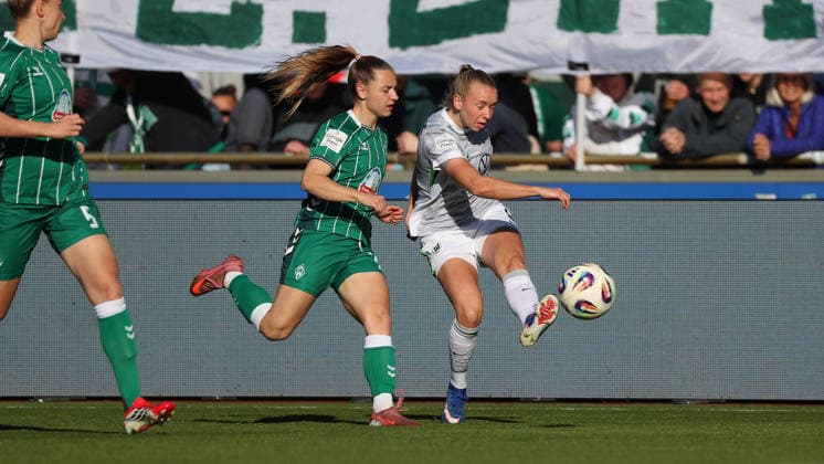 Bremen vs VfL, BL Frauen Bremen, 22.04.2026, Fußball, Frauen, Google Pixel Bundesliga, Saison 2025 2026, SV Werder Bremen vs VfL Wolfsburg, Michelle Weiss (Werder Bremen), Ella Paddemors (VfL Wolfsburg) Deutschland