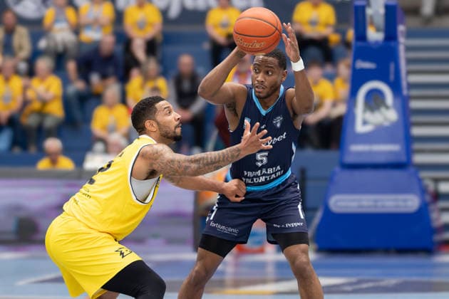 Michal Aleksandrowicz (Dziki, 5), Michael Anthony Caffey (CSO, 5), CSO Voluntari vs. Dziki Warszawa, European North Basketball League, Final Four, Halbfinale 2025 26, Rumänien, Polen, 22.04.2026. Weissenfels Stadthalle Sachsen-Anhalt Deutschland