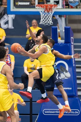 Darnell Edge (Dziki, 2), Michael Anthony Caffey (CSO, 5), CSO Voluntari vs. Dziki Warszawa, European North Basketball League, Final Four, Halbfinale 2025 26, Rumänien, Polen, 22.04.2026. Weissenfels Stadthalle Sachsen-Anhalt Deutschland