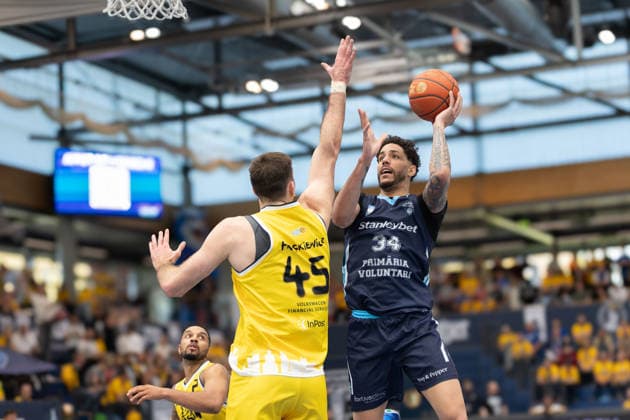 Lukasz Frackiewicz (Dzigi, 45), Lee Edward Skinner (CSO, 34), CSO Voluntari vs. Dziki Warszawa, European North Basketball League, Final Four, Halbfinale 2025 26, Rumänien, Polen, 22.04.2026. Weissenfels Stadthalle Sachsen-Anhalt Deutschland