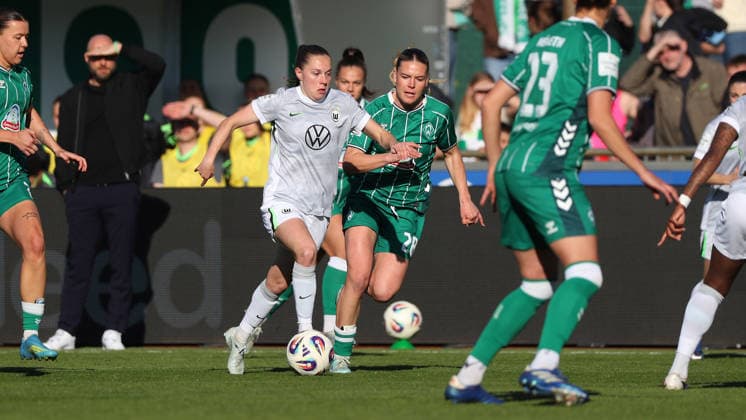 Bremen vs VfL, BL Frauen Bremen, 22.04.2026, Fußball, Frauen, Google Pixel Bundesliga, Saison 2025 2026, SV Werder Bremen vs VfL Wolfsburg, Janou Levels (VfL Wolfsburg), Juliane Wirtz (Werder Bremen) Deutschland