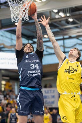 Lee Edward Skinner (CSO, 34), Krzysztof Kempa (Dziki, 8), CSO Voluntari vs. Dziki Warszawa, European North Basketball League, Final Four, Halbfinale 2025 26, Rumänien, Polen, 22.04.2026. Weissenfels Stadthalle Sachsen-Anhalt Deutschland