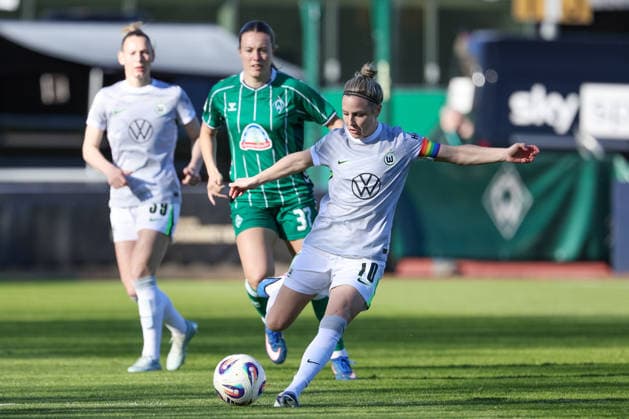 Svenja Huth (VfL Wolfsburg, 10) am Ball, Einzelbild, Ganzkörper, Aktion, Action, Spielszene, DIE DFB-RICHTLINIEN UNTERSAGEN JEGLICHE NUTZUNG VON FOTOS ALS SEQUENZBILDER UND ODER VIDEOÄHNLICHE FOTOSTRECKEN. DFB REGULATIONS PROHIBIT ANY USE OF PHOTOGRAPHS AS IMAGE SEQUENCES AND OR QUASI-VIDEO., 22.04.2026, Bremen (Deutschland), Fussball, Google Pixel Frauen-Bundesliga, SV Werder Bremen - VfL Wolfsburg