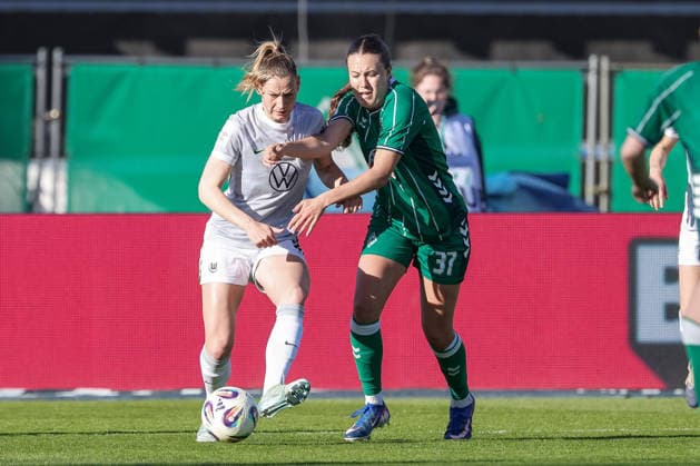 v.li.: Sarai Linder (VfL Wolfsburg, 39) und Mara Alber (SV Werder Bremen, 37) im Zweikampf, Duell, Dynamik, Aktion, Action, Spielszene, DIE DFB-RICHTLINIEN UNTERSAGEN JEGLICHE NUTZUNG VON FOTOS ALS SEQUENZBILDER UND ODER VIDEOÄHNLICHE FOTOSTRECKEN. DFB REGULATIONS PROHIBIT ANY USE OF PHOTOGRAPHS AS IMAGE SEQUENCES AND OR QUASI-VIDEO., 22.04.2026, Bremen (Deutschland), Fussball, Google Pixel Frauen-Bundesliga, SV Werder Bremen - VfL Wolfsburg