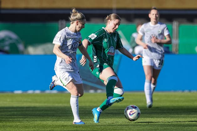 v.li.: Svenja Huth (VfL Wolfsburg, 10) und Sarah Gutmann (SV Werder Bremen, 32) im Zweikampf, Duell, Dynamik, Aktion, Action, Spielszene, DIE DFB-RICHTLINIEN UNTERSAGEN JEGLICHE NUTZUNG VON FOTOS ALS SEQUENZBILDER UND ODER VIDEOÄHNLICHE FOTOSTRECKEN. DFB REGULATIONS PROHIBIT ANY USE OF PHOTOGRAPHS AS IMAGE SEQUENCES AND OR QUASI-VIDEO., 22.04.2026, Bremen (Deutschland), Fussball, Google Pixel Frauen-Bundesliga, SV Werder Bremen - VfL Wolfsburg