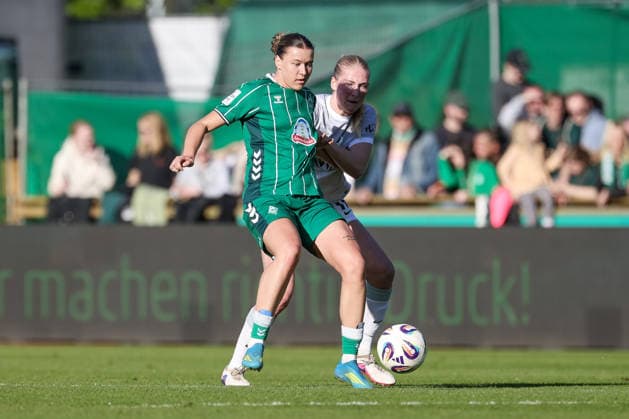 v.li.: Larissa Mühlhaus (SV Werder Bremen, 7) und Camilla Küver (VfL Wolfsburg, 16) im Zweikampf, Duell, Dynamik, Aktion, Action, Spielszene, DIE DFB-RICHTLINIEN UNTERSAGEN JEGLICHE NUTZUNG VON FOTOS ALS SEQUENZBILDER UND ODER VIDEOÄHNLICHE FOTOSTRECKEN. DFB REGULATIONS PROHIBIT ANY USE OF PHOTOGRAPHS AS IMAGE SEQUENCES AND OR QUASI-VIDEO., 22.04.2026, Bremen (Deutschland), Fussball, Google Pixel Frauen-Bundesliga, SV Werder Bremen - VfL Wolfsburg