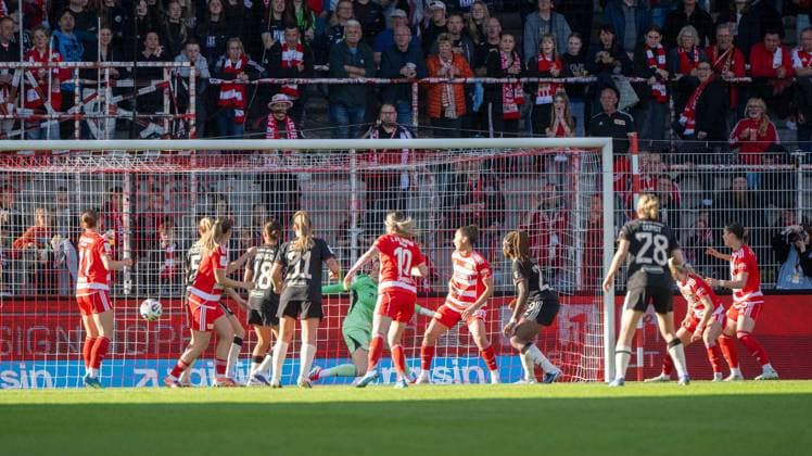 Fußball, Frauen, Saison 2025 2026, Google Pixel Frauen-Bundesliga (23. Spieltag), 1. FC Union Berlin -FC Bayern München, Edna Imade (4. v. r. FC Bayern München) erzielt das Tor zum 0:1 gegen Torfrau Cara Bösl (1. Frauen 1. FC Union), 22.04. 2026, Copyright: xMatthiasxKochx