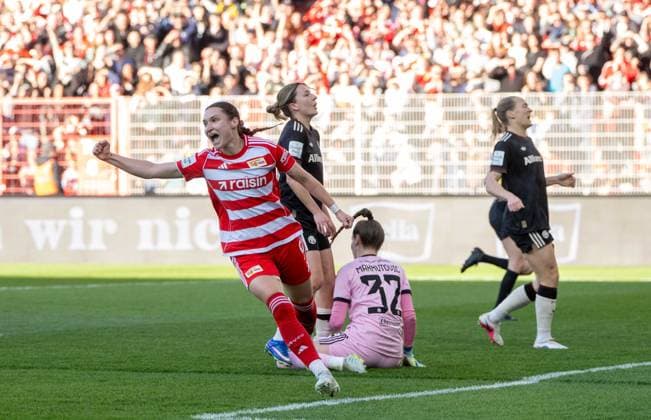 Fußball, Frauen, Saison 2025 2026, Google Pixel Frauen-Bundesliga (23. Spieltag), 1. FC Union Berlin -FC Bayern München, v. l. Sophie Weidauer (1. Frauen 1. FC Union), Jubel nach Tor zum 1:1, Torfrau Ena Mahmutovic (FC Bayern München), 22.04. 2026, Copyright: xMatthiasxKochx