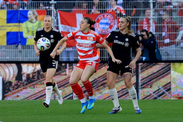 DEU, 2.BL, Frauen, 1.FC Union vs. Bayern Muenchen, 22.04.2026, Stadion Alte Foersterei, Berlin, DEU, 2.BL, Frauen, 1.FC Union vs. Bayern Muenchen, im Bild: Kamber Lia(1.FC Union Berlin 41), Eriksson Magdalena (FC Bayern Muenchen 5), Stanway Georgia (FC Bayern Muenchen 31) DFL - regulations prohibit any use of Photographs as image sequences and or quasi-video