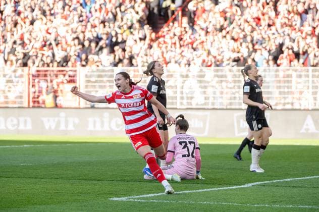 Fußball, Frauen, Saison 2025 2026, Google Pixel Frauen-Bundesliga (23. Spieltag), 1. FC Union Berlin -FC Bayern München, v. l. Sophie Weidauer (1. Frauen 1. FC Union), Jubel nach Tor zum 1:1, Torfrau Ena Mahmutovic (FC Bayern München), 22.04. 2026, Copyright: xMatthiasxKochx