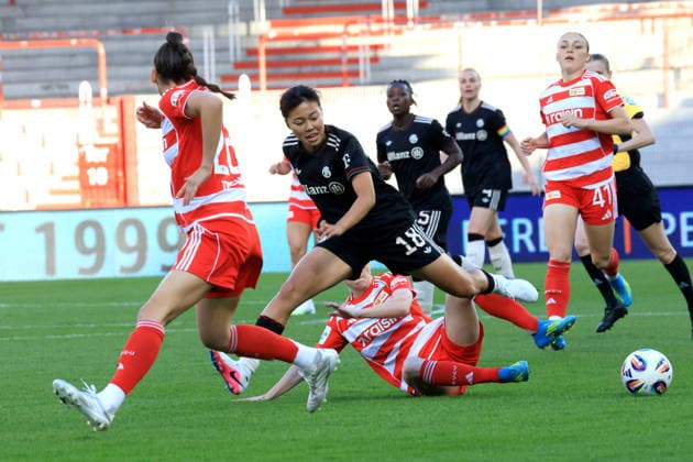 DEU, 2.BL, Frauen, 1.FC Union vs. Bayern Muenchen, 22.04.2026, Stadion Alte Foersterei, Berlin, DEU, 2.BL, Frauen, 1.FC Union vs. Bayern Muenchen, im Bild: Eileen Campbell (1.FC Union Berlin 10), Tysiak Amber(1.FC Union Berlin 26), Tanikawa Momoko (FC Bayern Muenchen 18) DFL - regulations prohibit any use of Photographs as image sequences and or quasi-video
