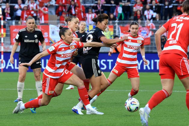 DEU, 2.BL, Frauen, 1.FC Union vs. Bayern Muenchen, 22.04.2026, Stadion Alte Foersterei, Berlin, DEU, 2.BL, Frauen, 1.FC Union vs. Bayern Muenchen, im Bild: Eileen Campbell (1.FC Union Berlin 10), Tysiak Amber(1.FC Union Berlin 26), Tanikawa Momoko (FC Bayern Muenchen 18) DFL - regulations prohibit any use of Photographs as image sequences and or quasi-video