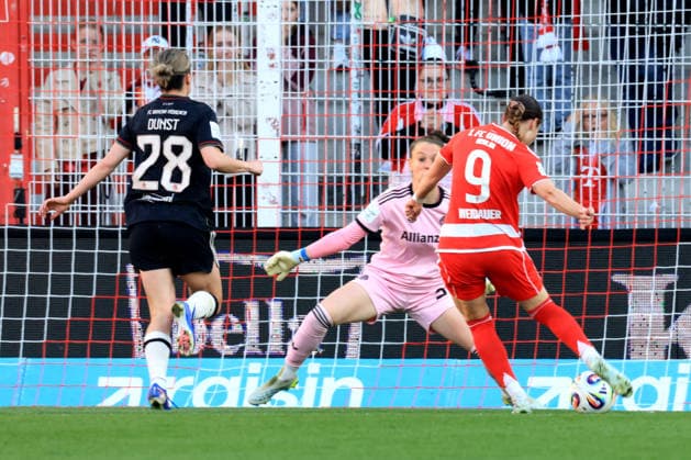 DEU, 2.BL, Frauen, 1.FC Union vs. Bayern Muenchen, 22.04.2026, Stadion Alte Foersterei, Berlin, DEU, 2.BL, Frauen, 1.FC Union vs. Bayern Muenchen, im Bild: 1:1 durch Sophie Weidauer (1.FC Union Berlin 9), Mahmutovic Ena (FC Bayern Muenchen 32), Dunst Barbara (FC Bayern Muenchen 28) DFL - regulations prohibit any use of Photographs as image sequences and or quasi-video