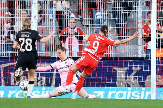 DEU, 2.BL, Frauen, 1.FC Union vs. Bayern Muenchen, 22.04.2026, Stadion Alte Foersterei, Berlin, DEU, 2.BL, Frauen, 1.FC Union vs. Bayern Muenchen, im Bild: 1:1 durch Sophie Weidauer (1.FC Union Berlin 9), Mahmutovic Ena (FC Bayern Muenchen 32), Dunst Barbara (FC Bayern Muenchen 28) DFL - regulations prohibit any use of Photographs as image sequences and or quasi-video