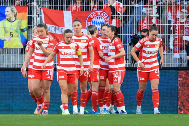 DEU, 2.BL, Frauen, 1.FC Union vs. Bayern Muenchen, 22.04.2026, Stadion Alte Foersterei, Berlin, DEU, 2.BL, Frauen, 1.FC Union vs. Bayern Muenchen, im Bild: 1:1 durch Sophie Weidauer (1.FC Union Berlin 9), Union-Spielerinnenkreis, Lisa Heiseler (1.FC Union Berlin 7) DFL - regulations prohibit any use of Photographs as image sequences and or quasi-video