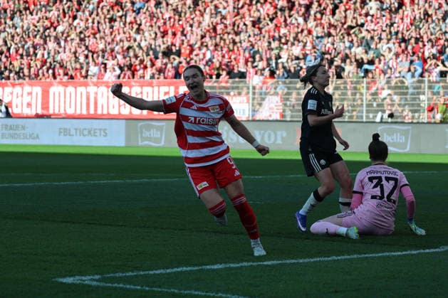 1. Fußball Bundesliga Frauen: Union Berlin - Bayern München, 22.04.2026 Torjubel, Jubel. Sophie Weidauer (Union Berlin, 9) jubelt über das Tor zum 1:1. Torwart Goal Keeper Ena Mahmutovic (Bayern Muenchen, 32) enttäuscht, während der Begegnung in der 1. Fußball Bundesliga Frauen: Union Berlin - Bayern München in Berlin, Stadion An der Alten Försterei , am 22.04.2026. DFB regulations prohibit any use of photographs as image sequences and or quasi video. Copyright: xBEAUTIFULxSPORTS Frankex