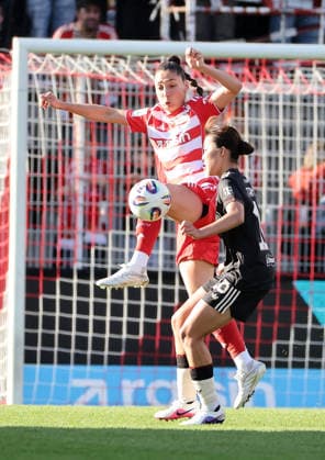 Amber Tysiak, Momoko Tanikawa Zweikampf Spielszene Aktion Fußball Fussball 1. Bundesliga Damen Frauen 23. Spieltag Saison 2025 2026 22.04.2026 1.FC Union Berlin vs. FC Bayern München FCB DFL regulations prohibit any use of photographs as image sequences and or quasi-video