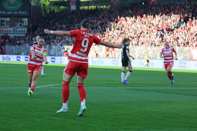 1. Fußball Bundesliga Frauen: Union Berlin - Bayern München, 22.04.2026 Torjubel, Jubel. Sophie Weidauer (Union Berlin, 9) jubelt über das Tor zum 1:1mit Lisa Heiseler (Union Berlin, 7), während der Begegnung in der 1. Fußball Bundesliga Frauen: Union Berlin - Bayern München in Berlin, Stadion An der Alten Försterei , am 22.04.2026. DFB regulations prohibit any use of photographs as image sequences and or quasi video. Copyright: xBEAUTIFULxSPORTS Frankex