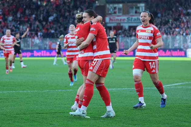 1. Fußball Bundesliga Frauen: Union Berlin - Bayern München, 22.04.2026 Torjubel, Jubel. Sophie Weidauer (Union Berlin, 9) jubelt über das Tor zum 1:1mit Lisa Heiseler (Union Berlin, 7) und Hannah Eurlings (Union Berlin, 14), während der Begegnung in der 1. Fußball Bundesliga Frauen: Union Berlin - Bayern München in Berlin, Stadion An der Alten Försterei , am 22.04.2026. DFB regulations prohibit any use of photographs as image sequences and or quasi video. Copyright: xBEAUTIFULxSPORTS Frankex